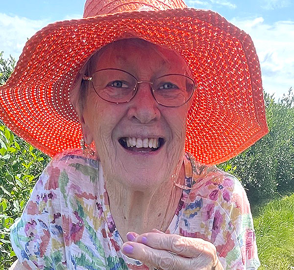 photo: elderly woman smiling